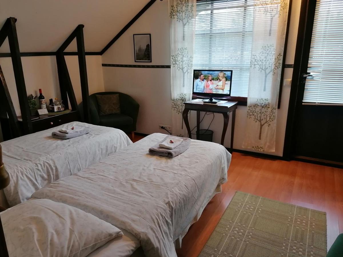 היינולה Cronin'S Guesthouse Bed & Breakfast מראה חיצוני תמונה
