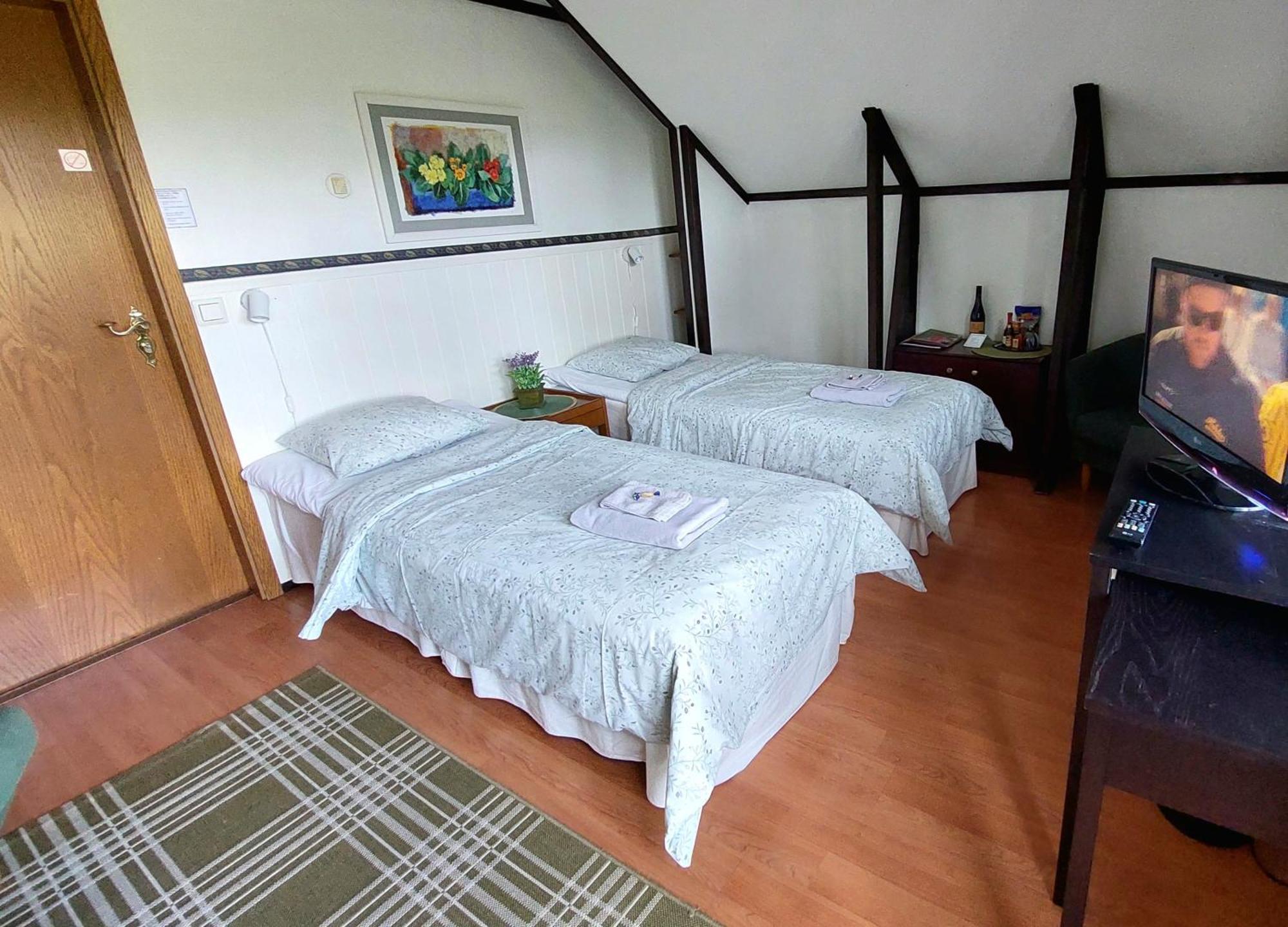 היינולה Cronin'S Guesthouse Bed & Breakfast מראה חיצוני תמונה