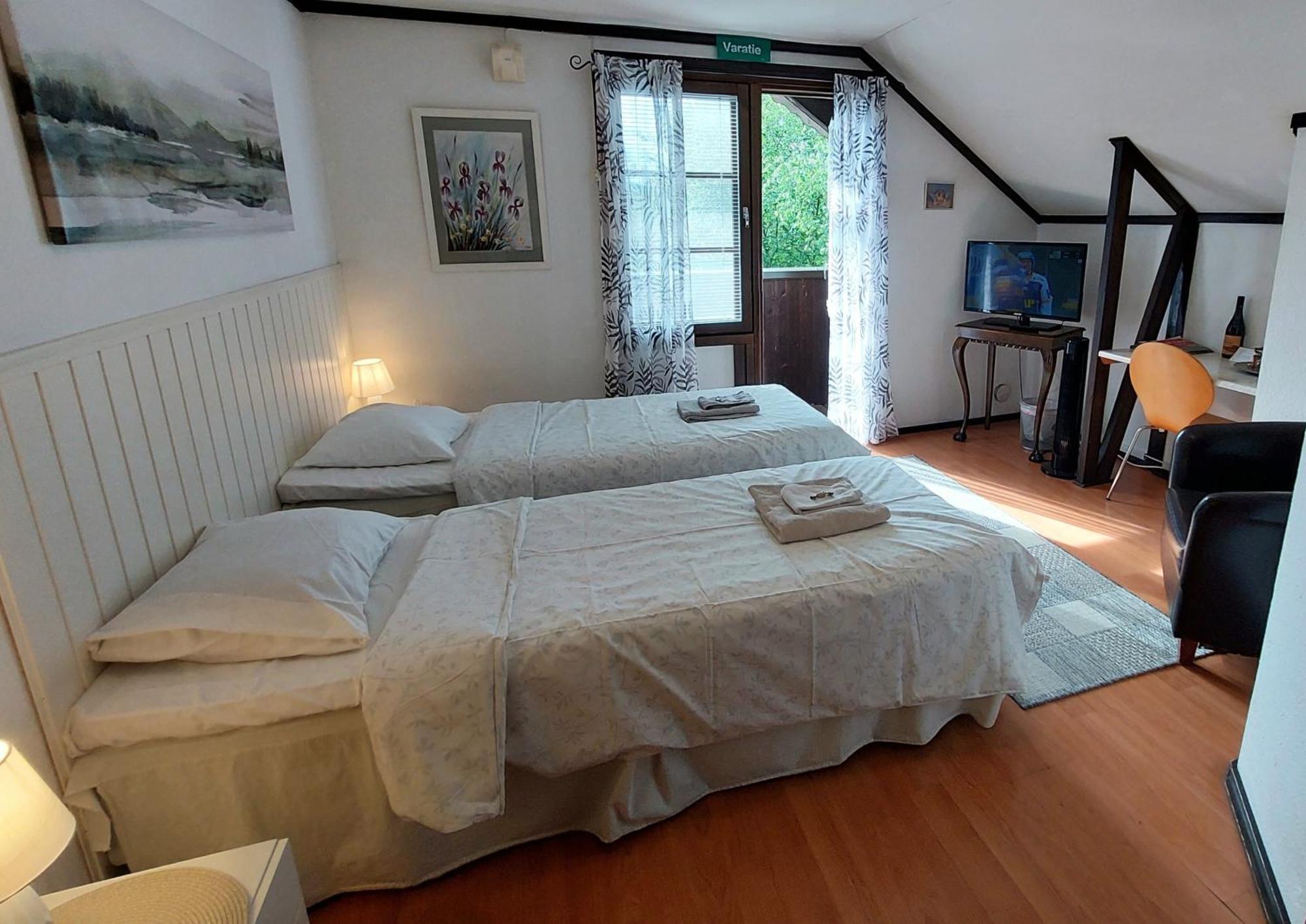 היינולה Cronin'S Guesthouse Bed & Breakfast מראה חיצוני תמונה