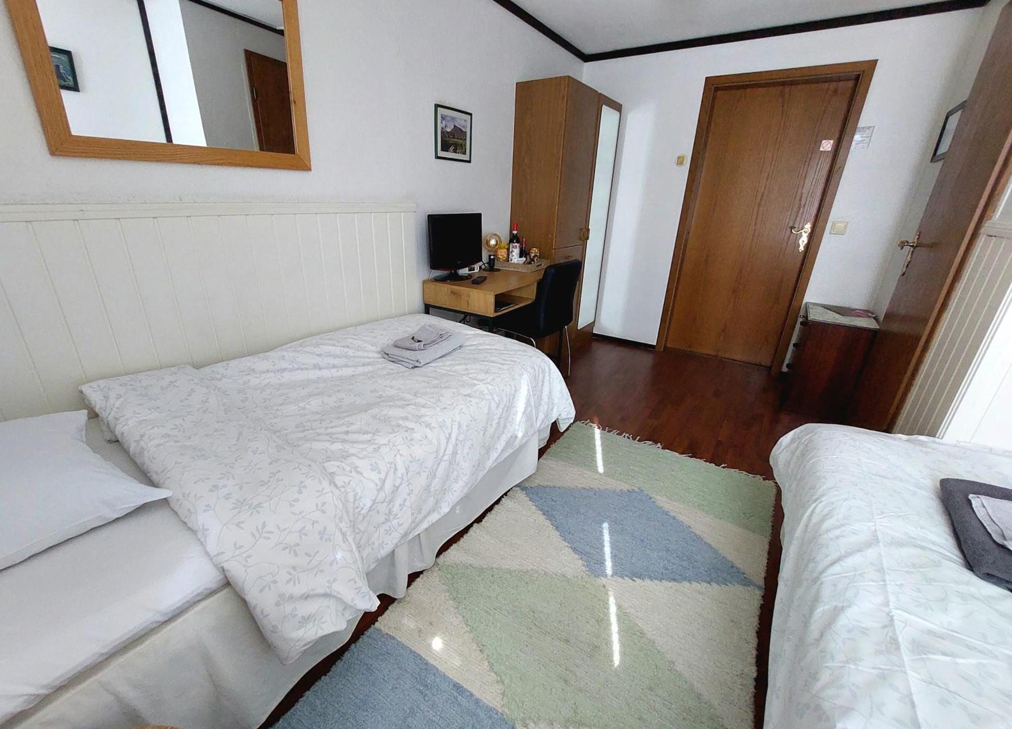 היינולה Cronin'S Guesthouse Bed & Breakfast מראה חיצוני תמונה