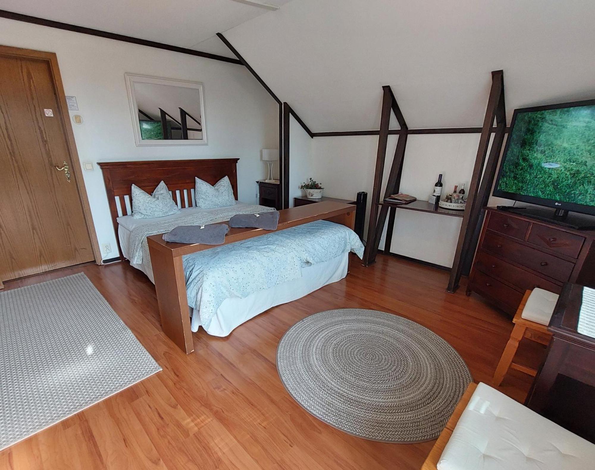 היינולה Cronin'S Guesthouse Bed & Breakfast מראה חיצוני תמונה