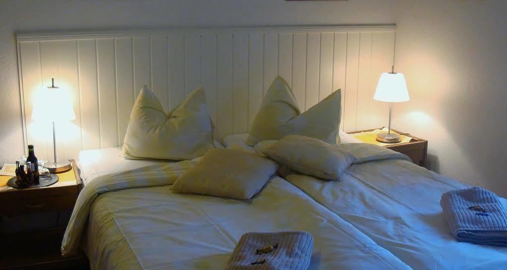 היינולה Cronin'S Guesthouse Bed & Breakfast מראה חיצוני תמונה