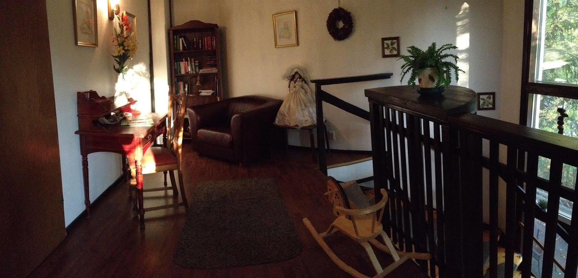 היינולה Cronin'S Guesthouse Bed & Breakfast מראה חיצוני תמונה