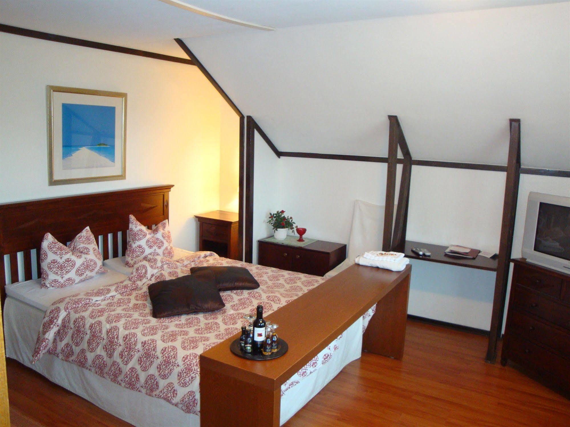 היינולה Cronin'S Guesthouse Bed & Breakfast מראה חיצוני תמונה