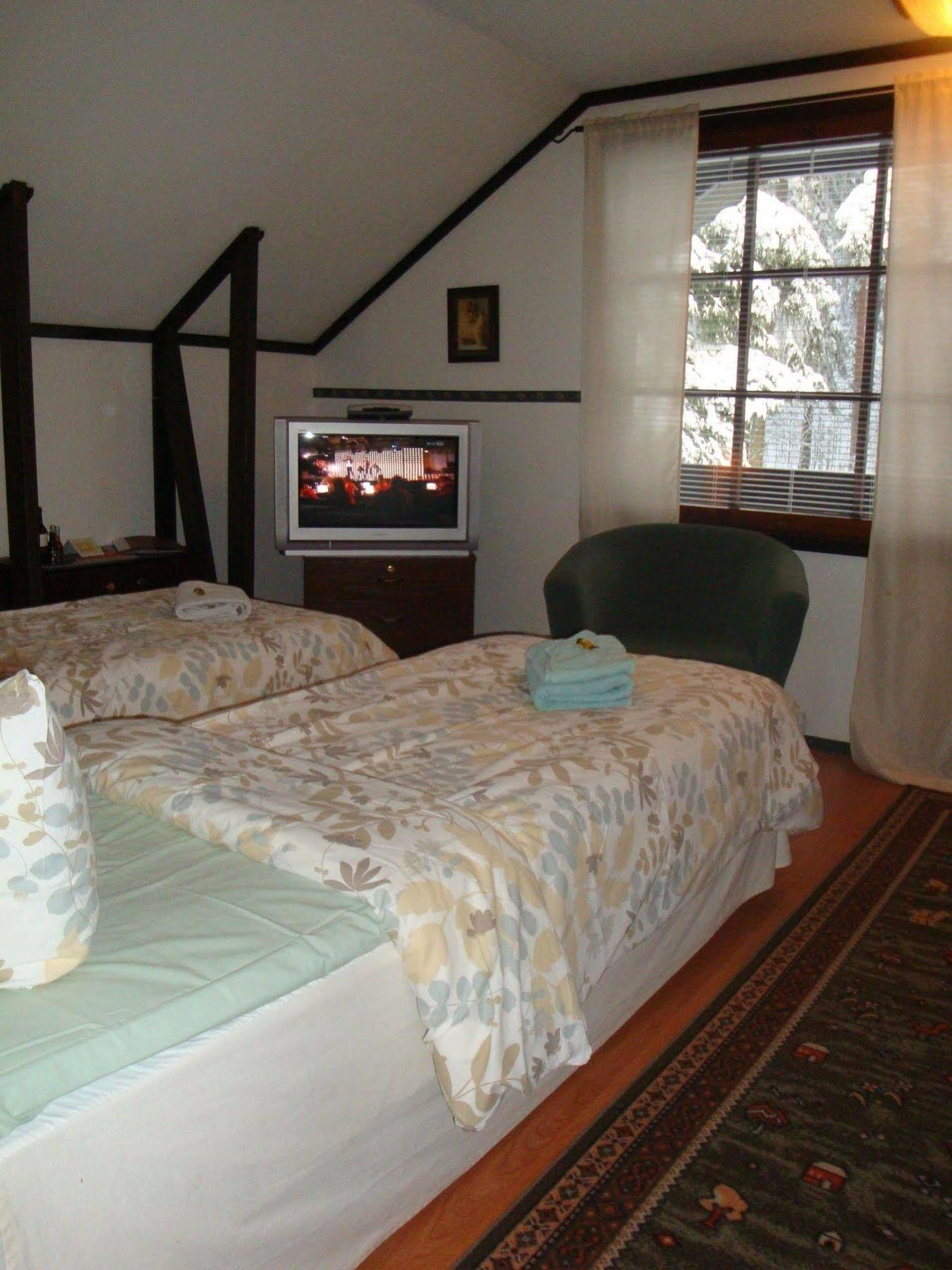 היינולה Cronin'S Guesthouse Bed & Breakfast מראה חיצוני תמונה